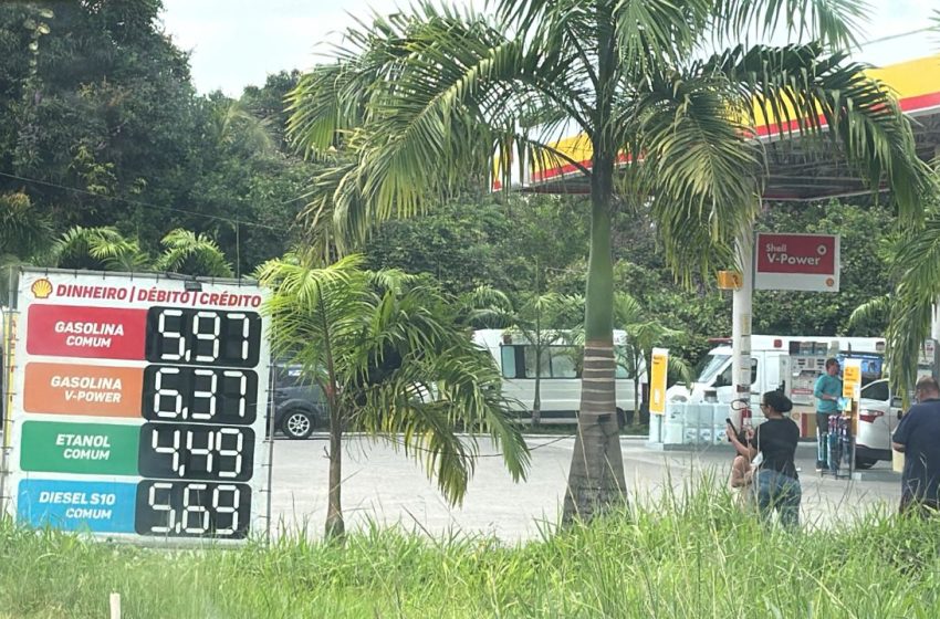 Funcionários da Prefeitura de Camaragibe são flagrados coordenando abastecendo carros para carreata de Diego Cabral