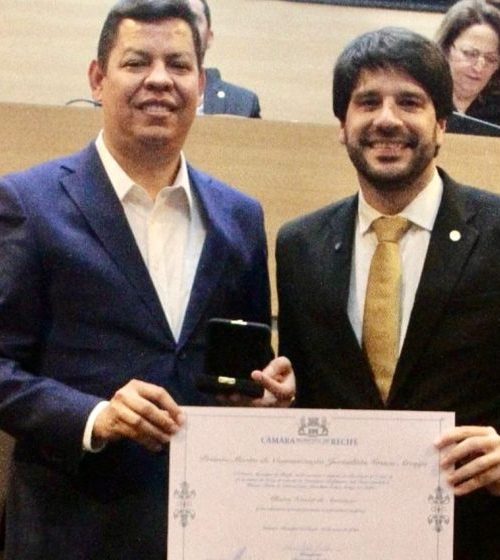 Alberes Xavier recebe Prêmio Graça Araújo e é homenageado por sua contribuição ao jornalismo político em Pernambuco