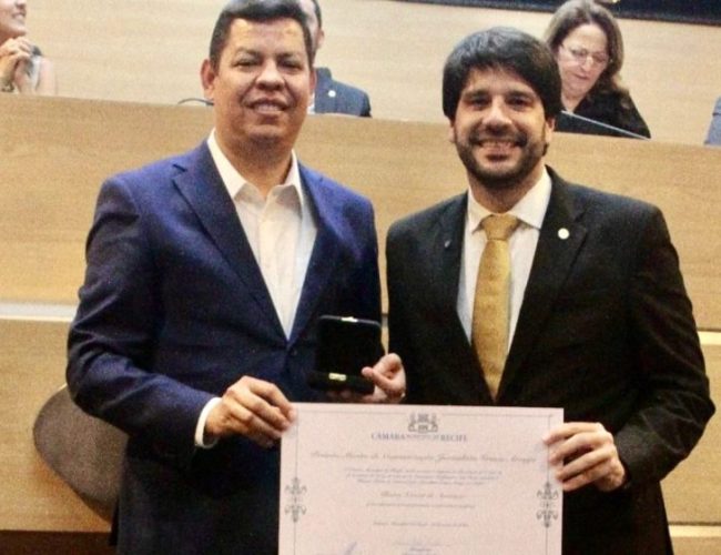 Alberes Xavier recebe Prêmio Graça Araújo e é homenageado por sua contribuição ao jornalismo político em Pernambuco