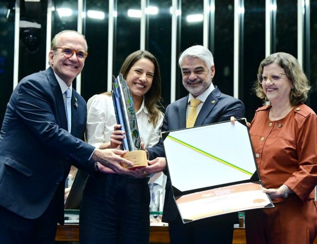 Senado Federal concede comenda a Raquel Lyra por avanços na alfabetização infantil em Pernambuco