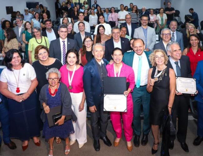 Governadora Raquel Lyra e vice Priscila Krause recebem Medalha Paulo Freire por destaque na educação de Pernambuco