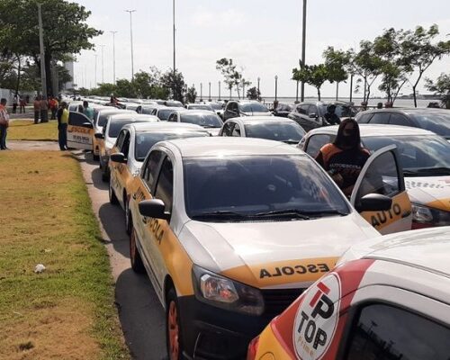 CFCs de Pernambuco realizam protesto pacífico em defesa da formação de condutores