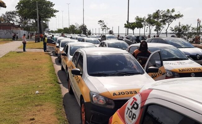 CFCs de Pernambuco realizam protesto pacífico em defesa da formação de condutores