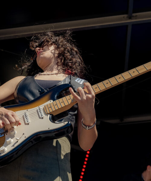 School of Rock leva alunos ao palco do Downtown Aldeia Festival em Recife