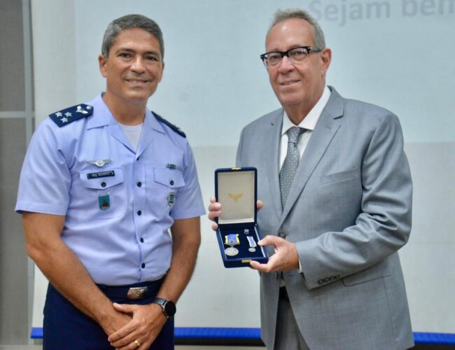 Álvaro Porto é condecorado com a Medalha Mérito Santos-Dumont pelo II COMAR
