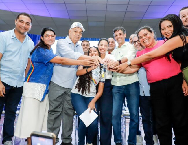 Governo de Pernambuco reforça transporte escolar em Paulista com entrega de cinco novos ônibus