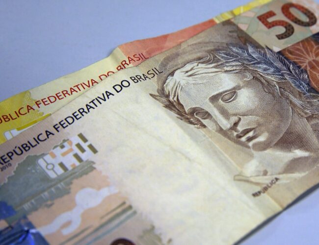 Salário mínimo sobe para R$ 1.621 a partir de janeiro de 2026