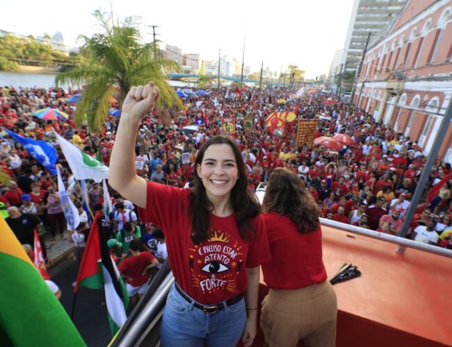 Maria Arraes participa de ato no Recife contra PL da Dosimetria aprovado na Câmara
