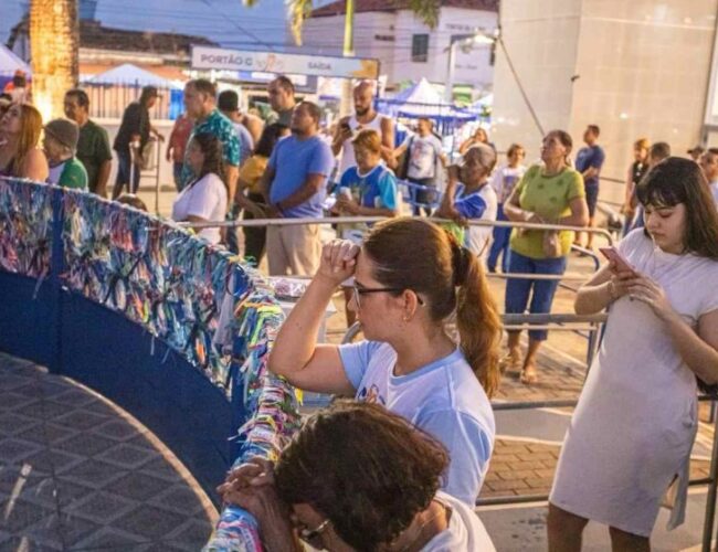 Débora Almeida participa de celebração religiosa no Morro da Conceição