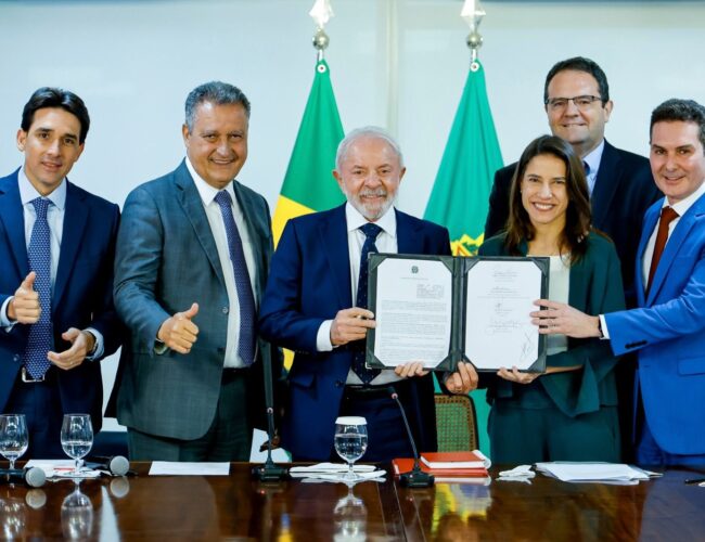 Governadora Raquel Lyra assina acordo com presidente Lula para viabilizar reestruturação do Metrô do Recife