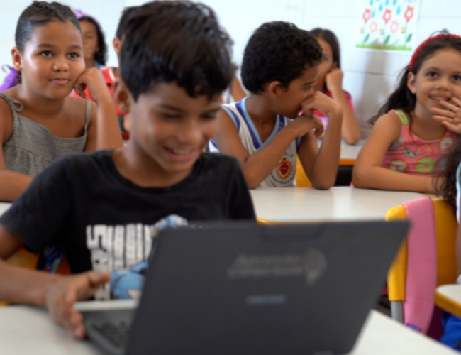 Programa Escolas Conectadas alcança 68,4% das escolas públicas em 2025 e avança rumo à universalização da internet