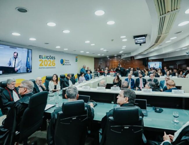Raquel Lyra prestigia posse de Erik Simões como vice-presidente e corregedor do TRE-PE