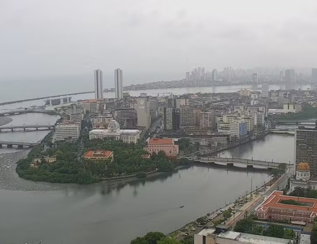 Chuvas no Carnaval transformam Recife em rio e ampliam críticas à Prefeitura
