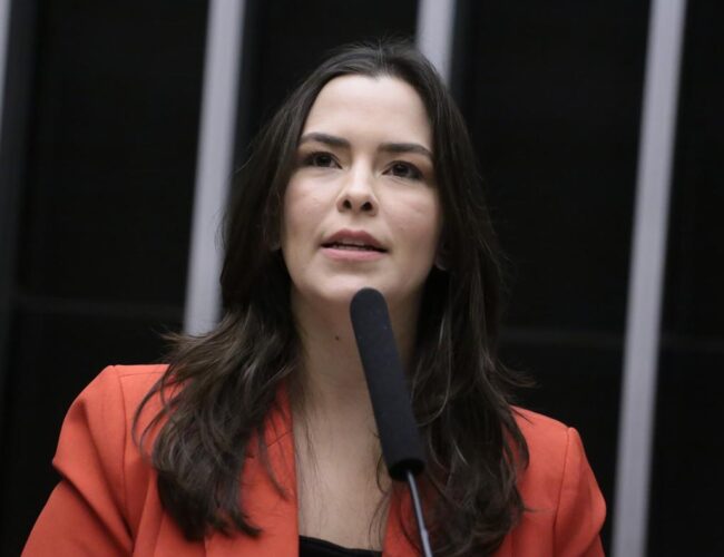 Câmara dos Deputados do Brasil aprova projeto de Maria Arraes que prevê pensão maior quando um dos pais é ausente