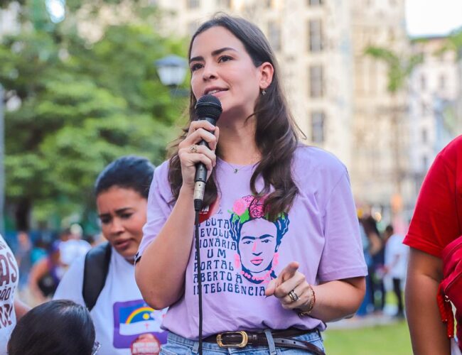 Maria Arraes destaca projeto que prevê R$ 5 bilhões para combate à violência contra a mulher durante ato no Recife