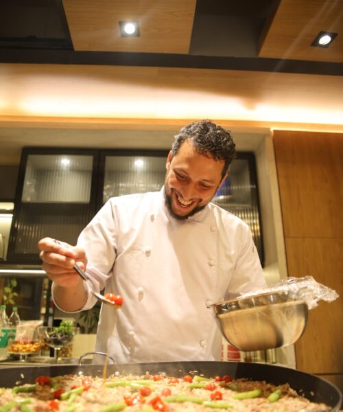 Chef Rafha Diniz prepara Baião de Dois de frutos do mar no Villa D’Águas Ecoparque