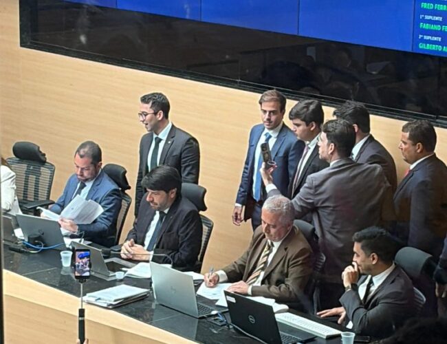 Oposição protocola “CPI do Fura-Fila” na Câmara do Recife após alcançar 13ª assinatura