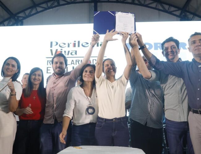 Raquel Lyra entrega 700 títulos de propriedade e anuncia obras de água e creche em Vitória de Santo Antão
