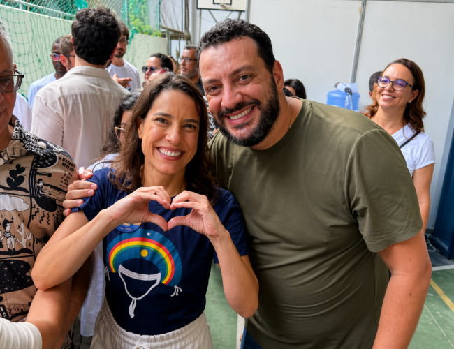 Robson Ouro Preto acompanha Raquel Lyra durante Feira da Cidadania na Macaxeira, no Recife