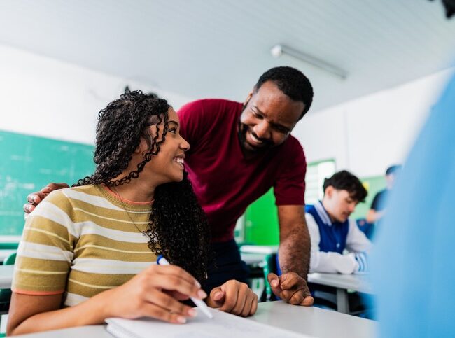 Pé-de-Meia ajuda a reduzir evasão escolar em 43% no ensino médio brasileiro