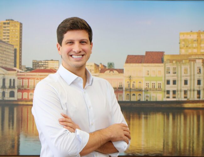 João Campos assume legado de Paulo Câmara e reacende debate sobre ciclo socialista em Pernambuco