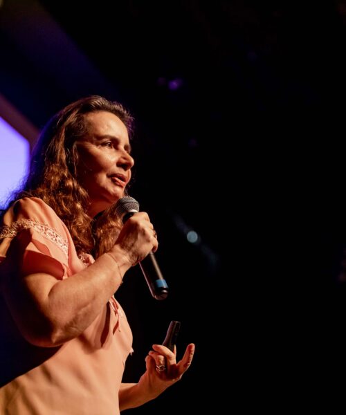 Lúcia Helena Galvão apresenta palestra sobre procrastinação, disciplina e superação emocional em Goiânia