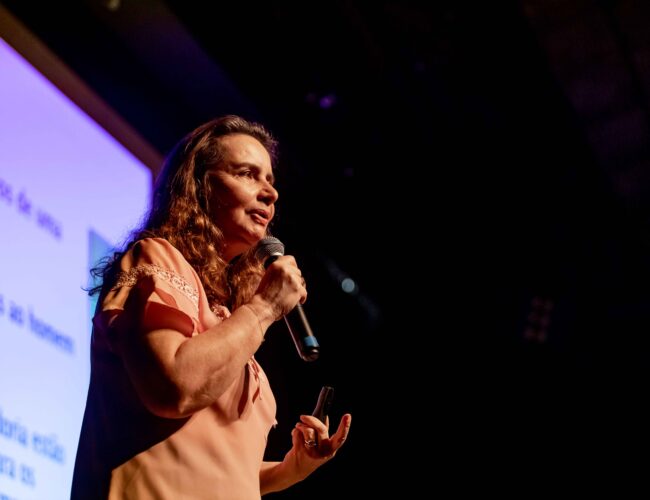 Lúcia Helena Galvão apresenta palestra sobre procrastinação, disciplina e superação emocional em Goiânia