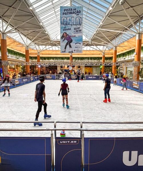 Pista de patinação no gelo volta ao Shopping Guararapes e reforça programação de férias