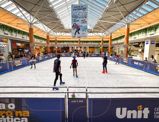 Pista de patinação no gelo volta ao Shopping Guararapes e reforça programação de férias